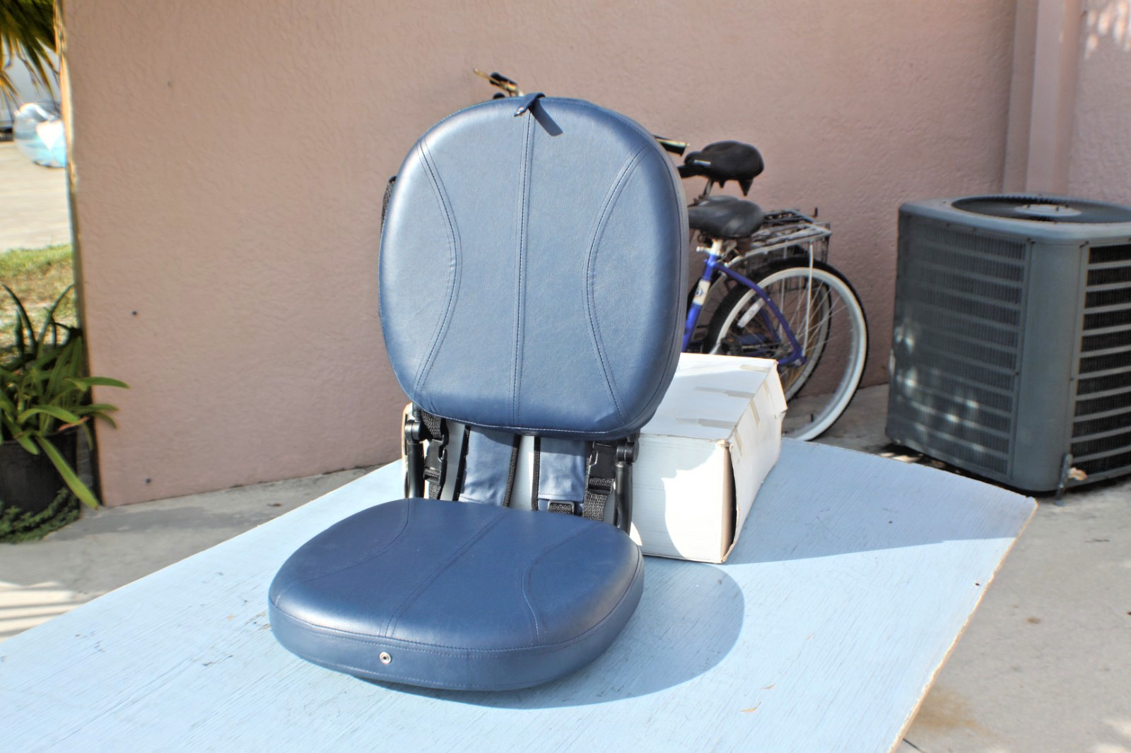 STADIUM/BLEACHER - SOFT FOLDABLE CHAIR - BLUE - BACK CARRY - DRINK HOLDER - NIB