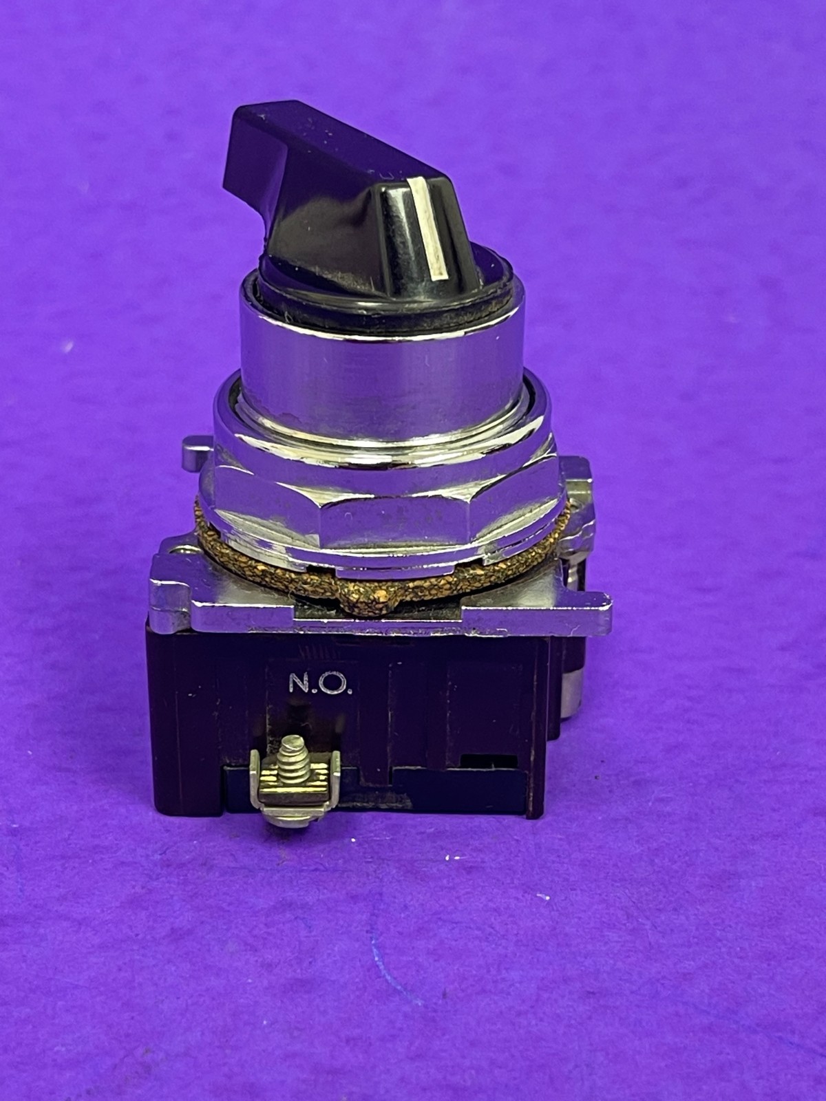 Cutler Hammer 10250T3011 2-Position Selector  Switch Maint w/ Contact Block 1NO