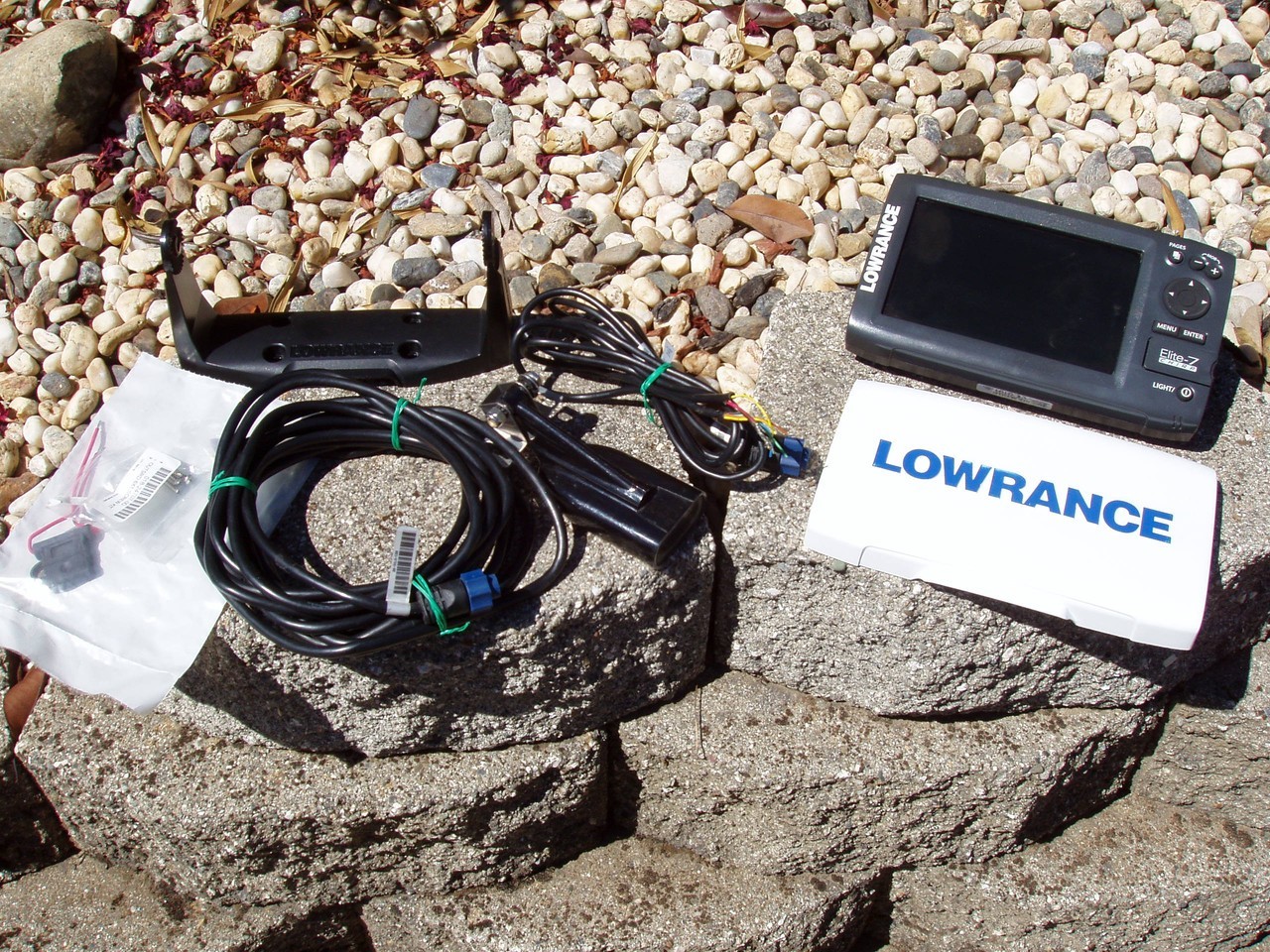 LOWRANCE ELITE 7 CHIRP FISH FINDER with TRANSDUCER POWER CABLE COVER PLEASE READ