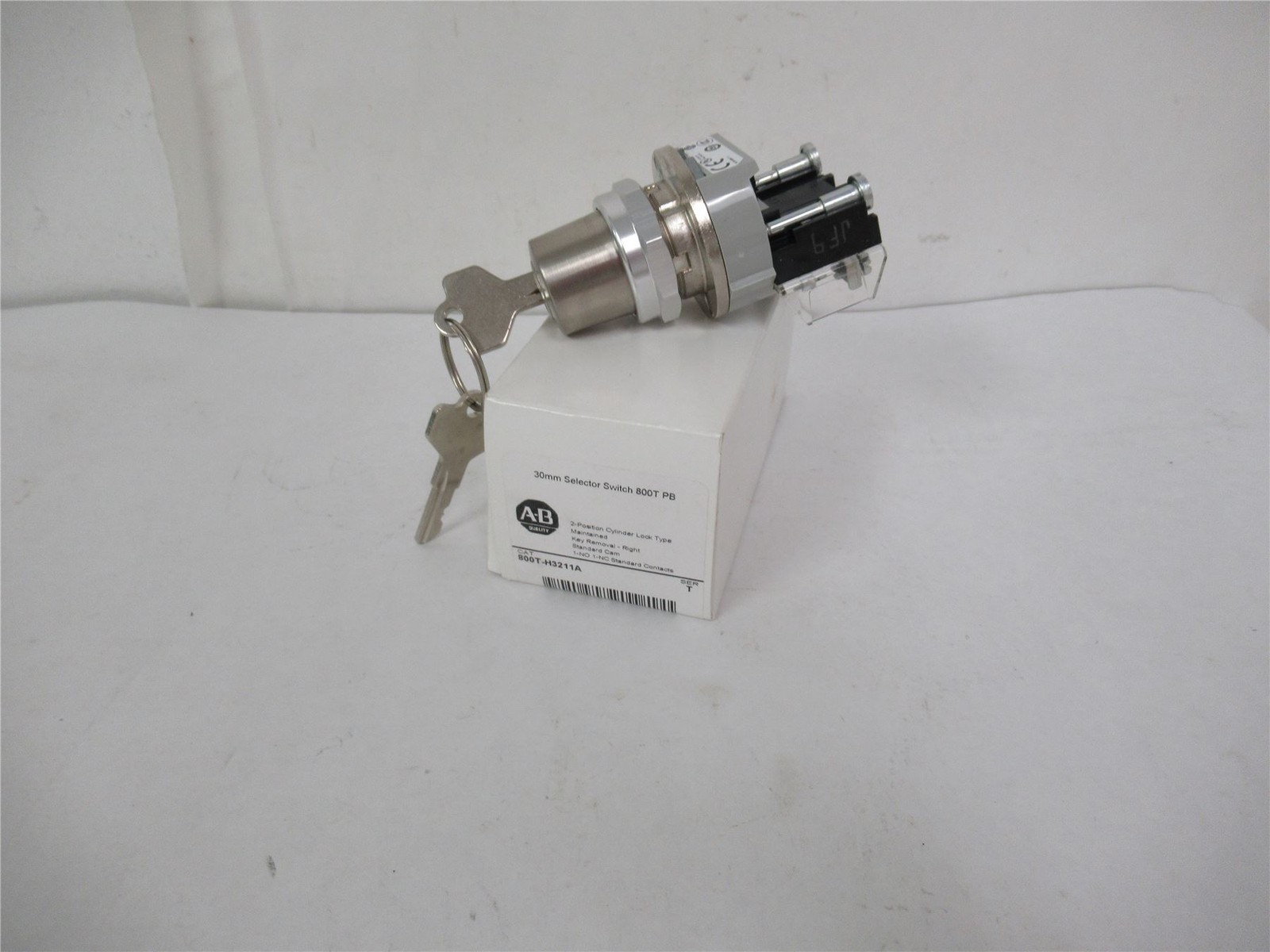 254413 New In Box; Allen-Bradley 800T-H3211A Selector Switch 2 Position 30mm