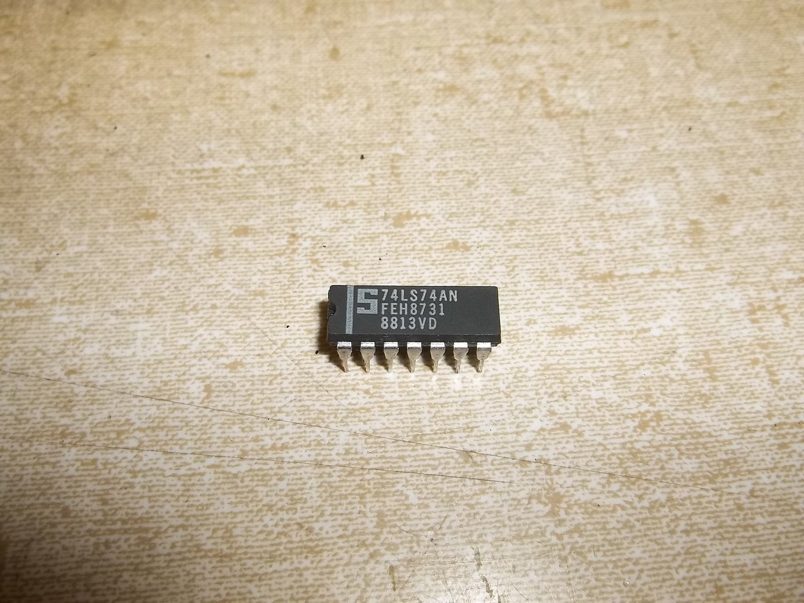 Data Chip 74LS74AN FEH8731 8813VD *FREE SHIPPING*