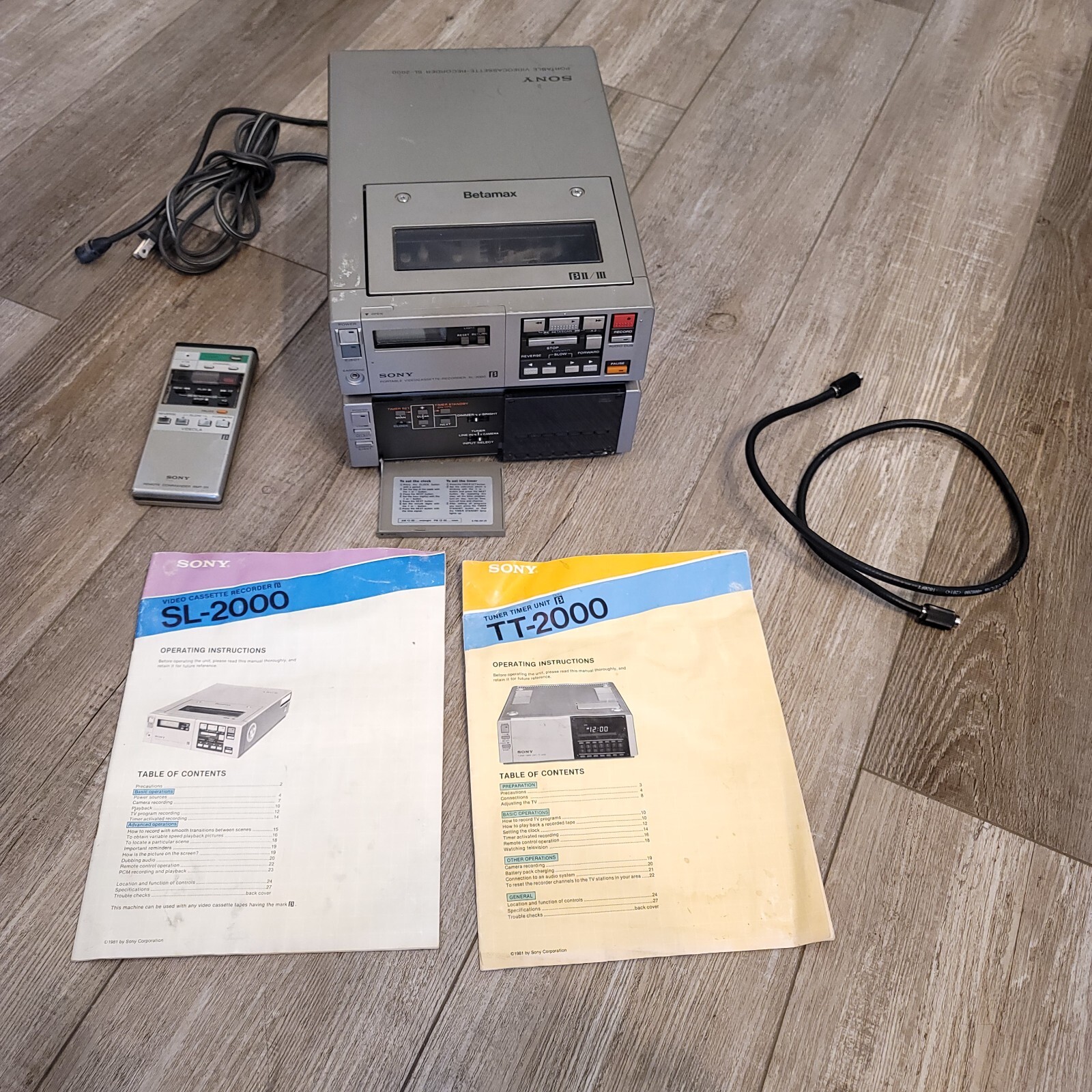 Sony SL-2000 Portable Videocassette Recorder Betamax W/ TT-2000 Tuner Remote Man