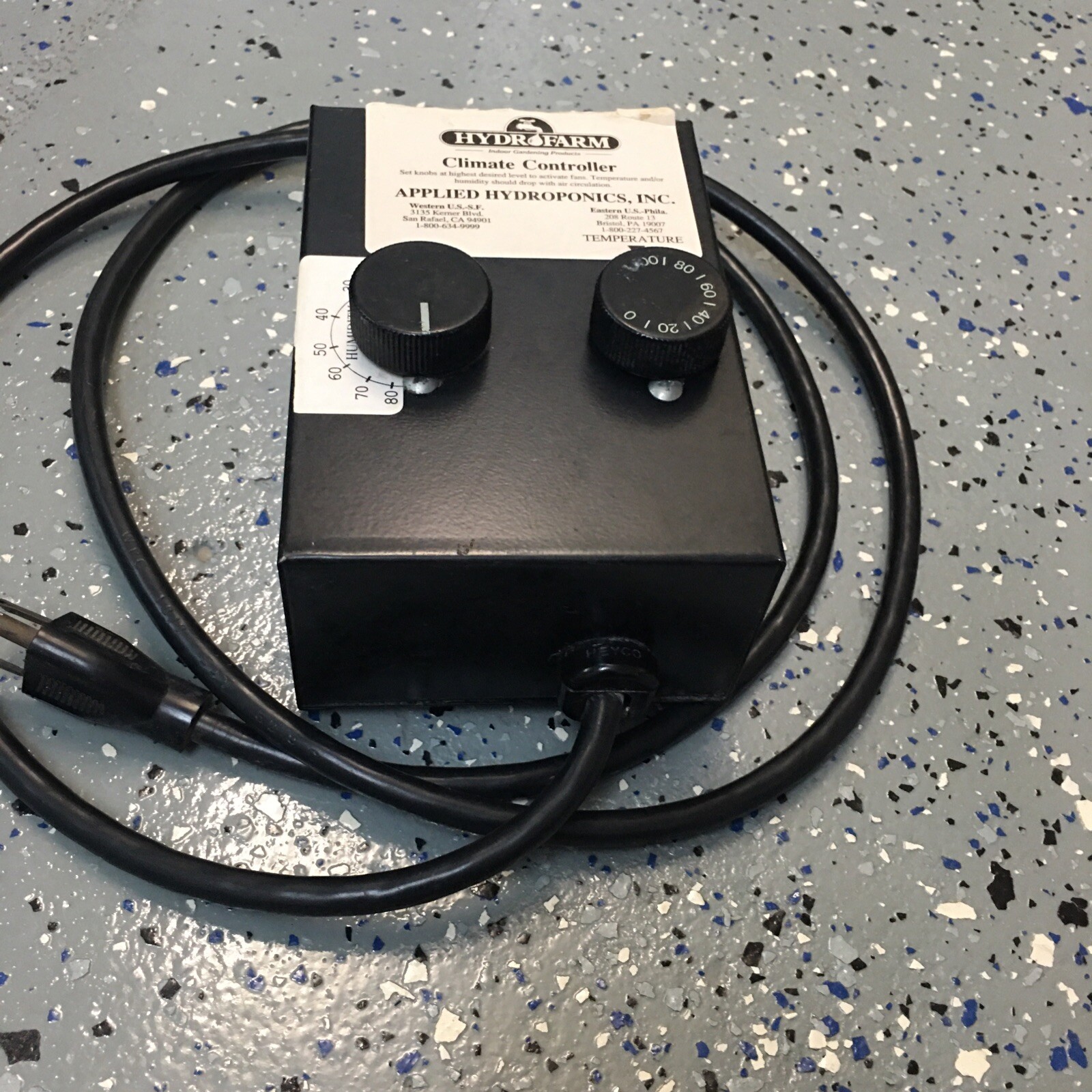 Hydrofarm Climate Controller Temperature & Humidity Thermostat - L11