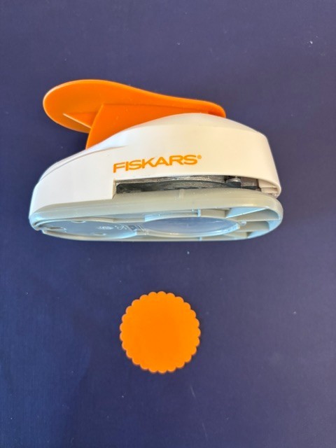 2" FISKARS Scalloped Circle Paper Punch #03-008210R2