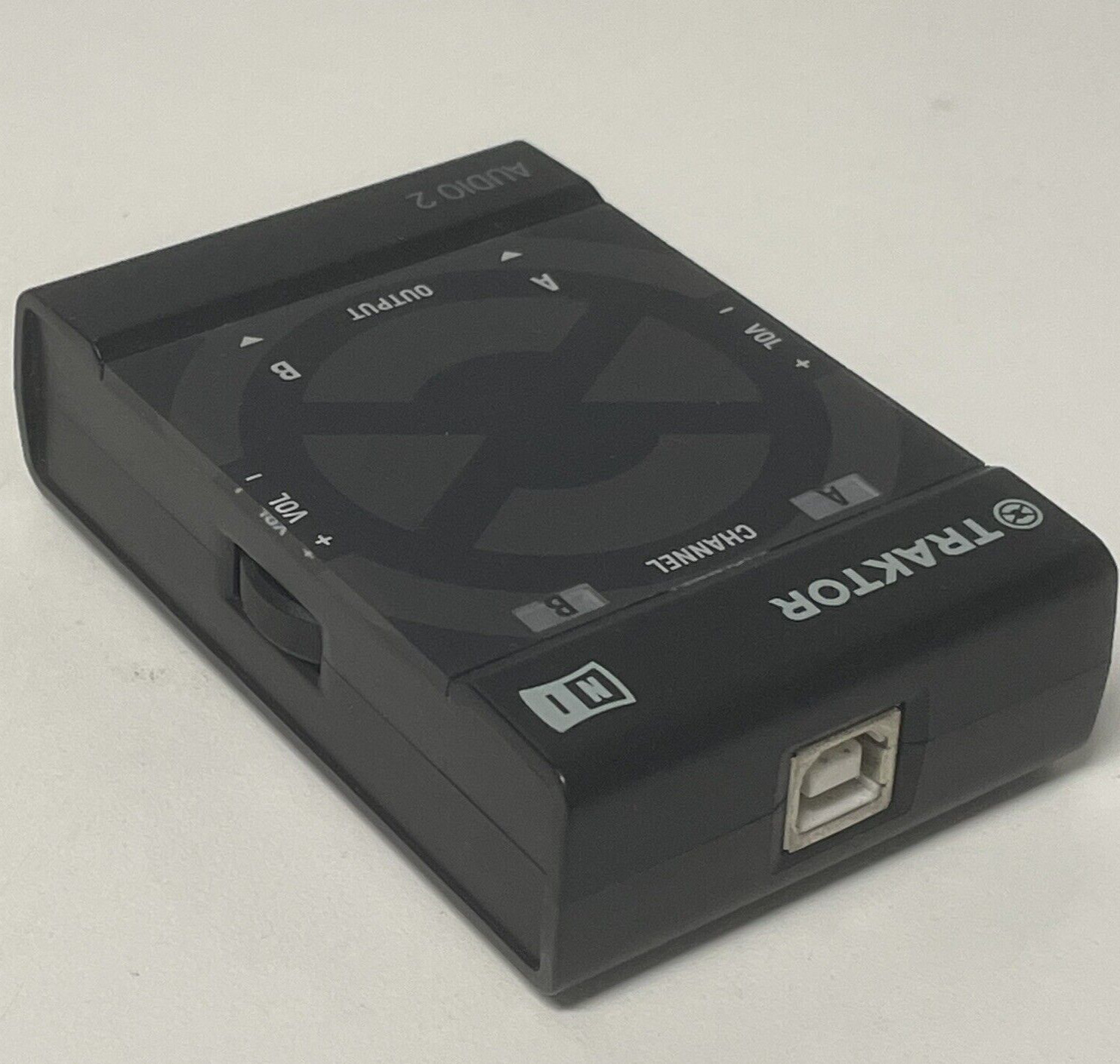 NATIVE INSTRUMENTS TRAKTOR AUDIO 2 HW DJ Interface with Cord Adapter