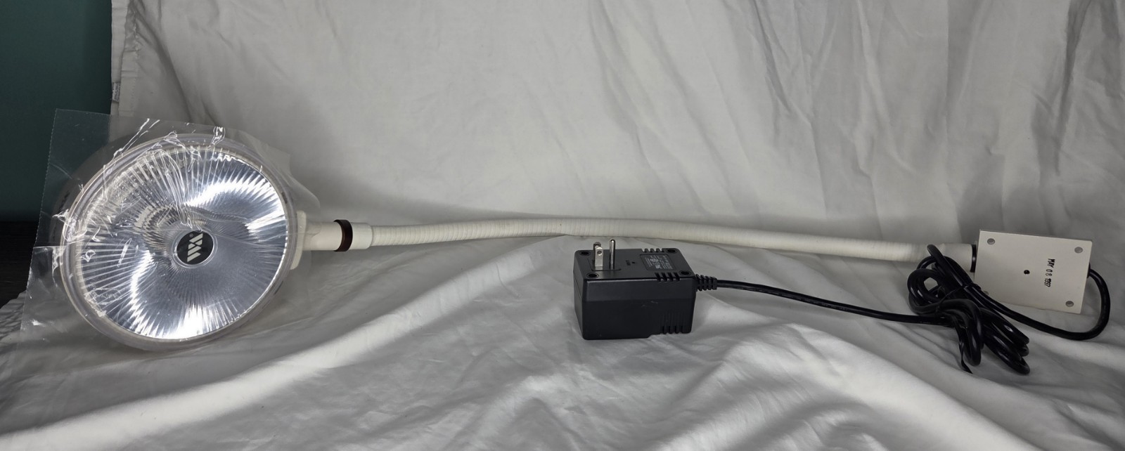 Welch Allyn 44100 Flex Neck Medical Exam Light with Wall / Table Mount NOS