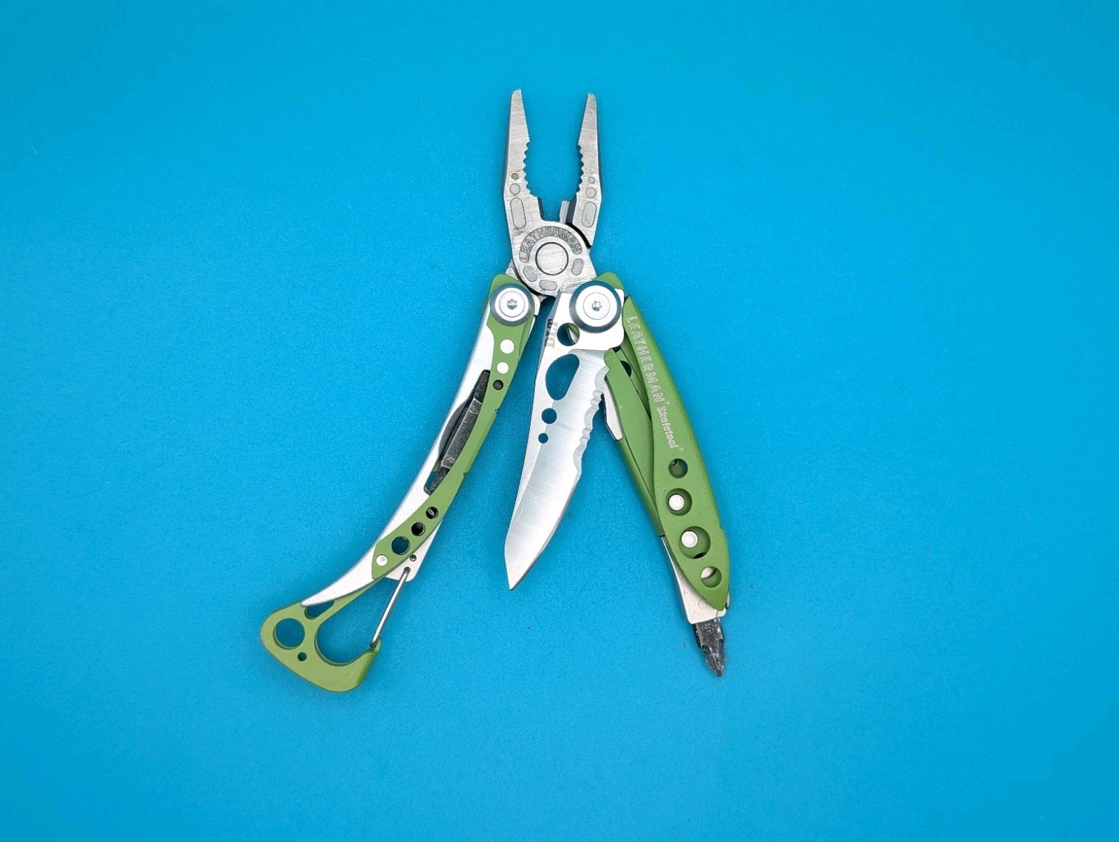 LEATHERMAN Skeletool Multi Tool - Combo Edge Blade Knife Pliers Carabiner! GREEN