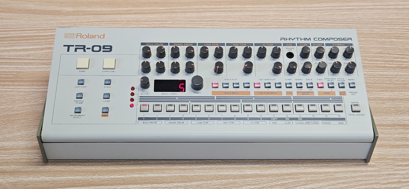 Roland Boutique Series TR09 TR-09 Analog Modeling Rhythm Performer Drum Machine