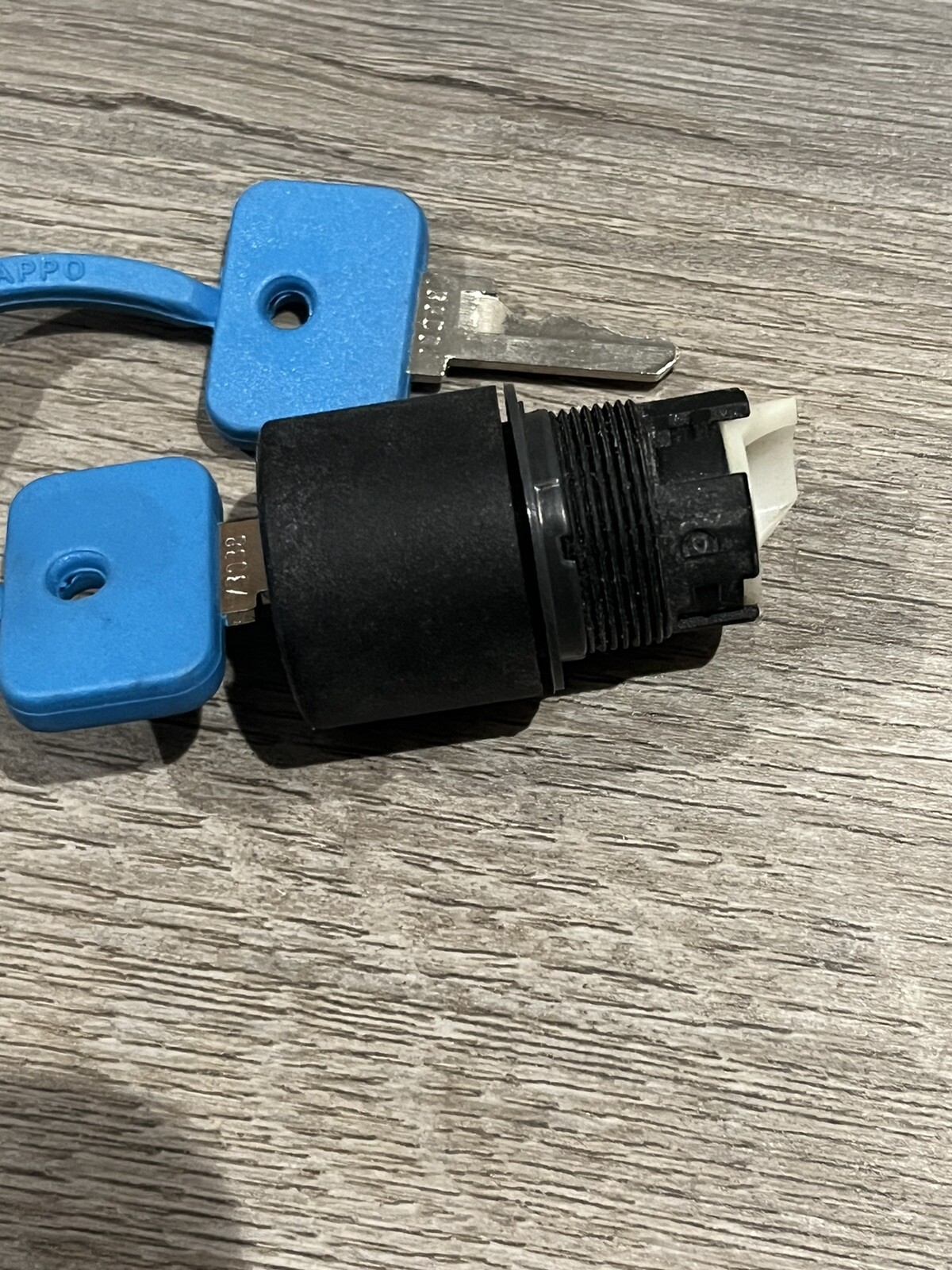 NEW General Electric P9XSCZOH38 C-2000 2-Position Keyed Selector Switch