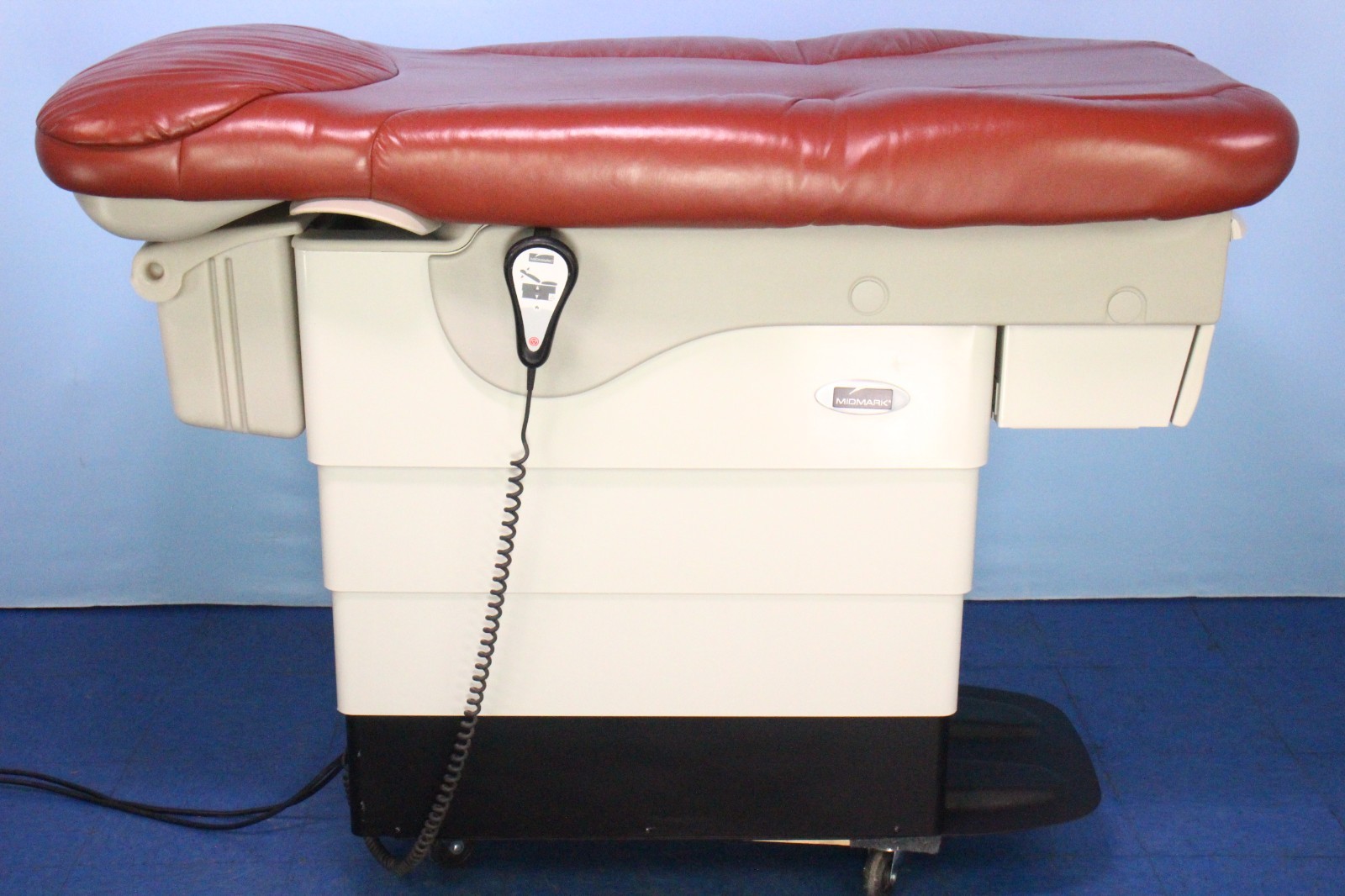 Midmark 623-008 Deluxe Power Exam Table Hi-Low w/ Hand Controller, Foot Control