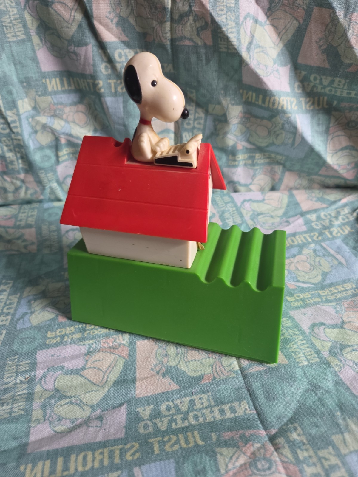 1968 Kenner Snoopy Pencil Sharpener Doghouse Peanuts missing sharpener