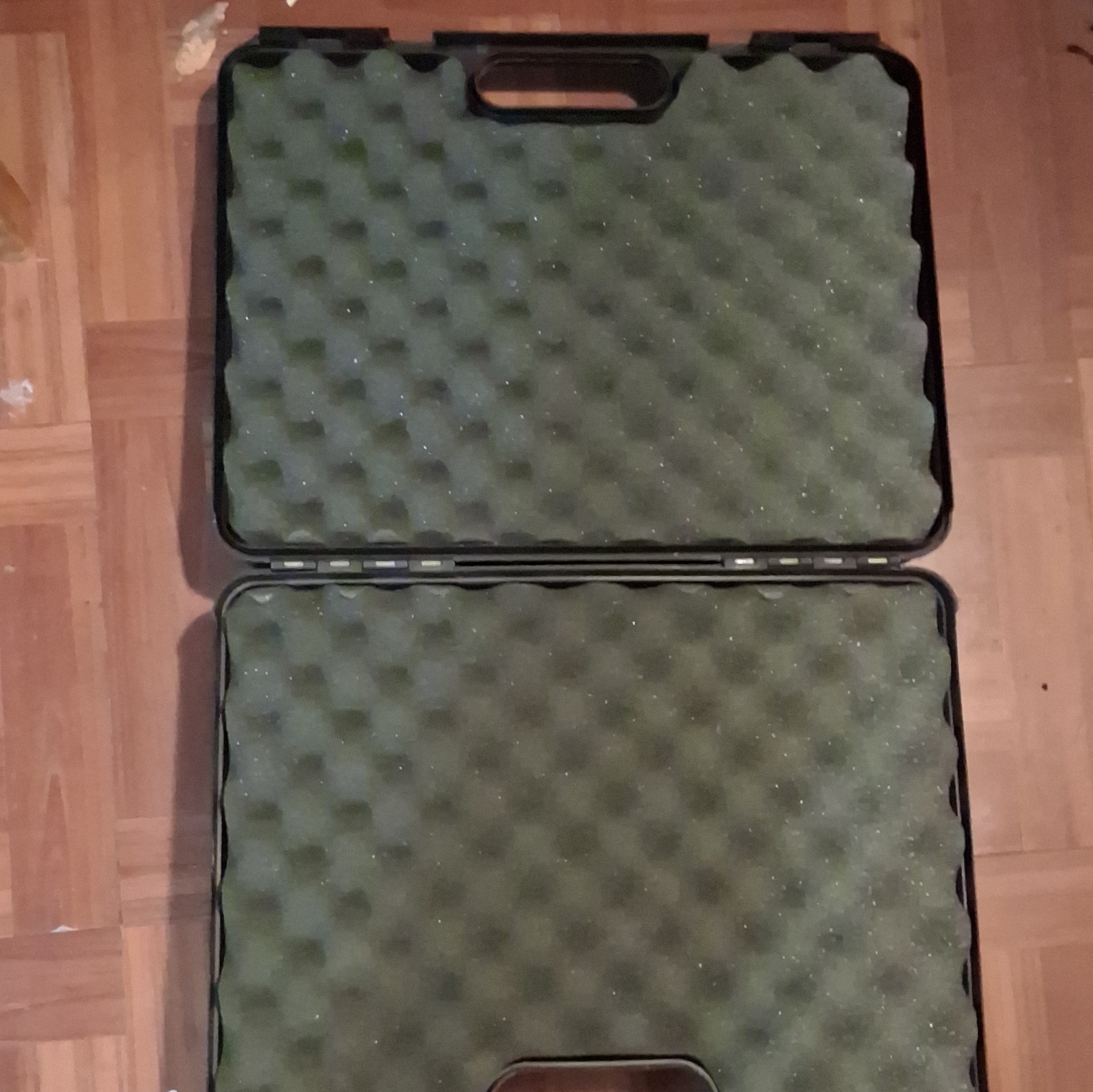 Vintage Doskocil Hard Shell Gun Case Egg Crate Foam