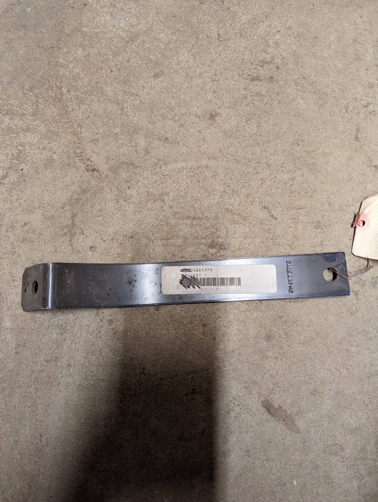 QTY 1 Mack Truck  BRACKET, AIR RESERVOIR -24QE437M2
