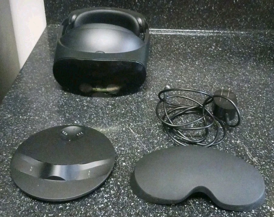 Meta Quest Pro VR 256GB Headset Only + charging dock (No Controllers) TESTED