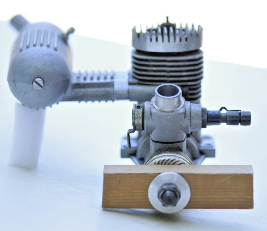 Magnum Pro SE 46 model aircraft engine w/ muffler, great compression