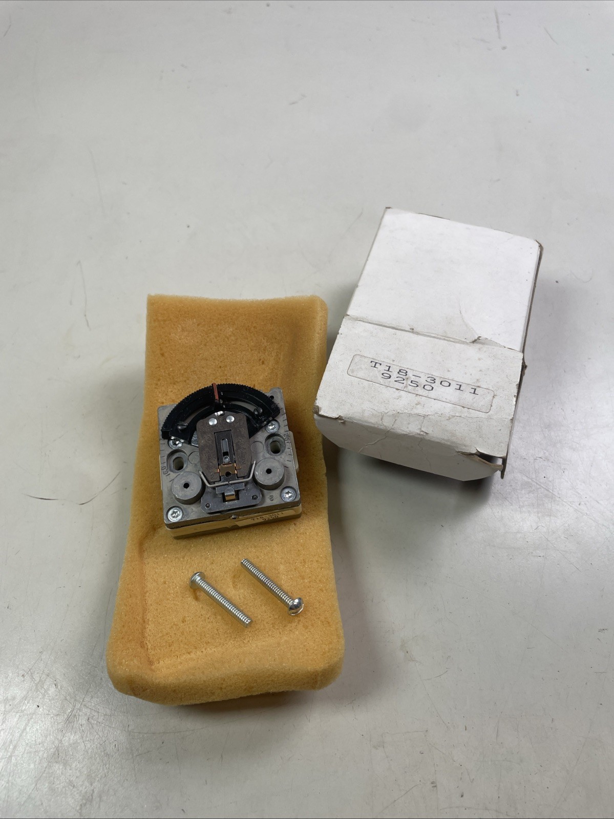 Schneider Electric (Barber Colman) T18-3011 Electric Pneumatic STAT New Old Stoc