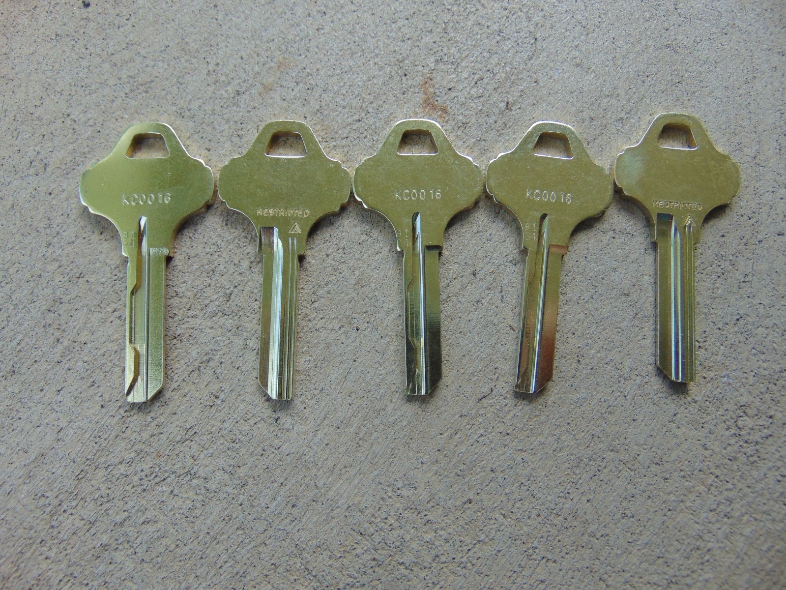 5  KEYS   EVEREST SCHLAGE B124  KEYS UNCUT    LOCKSMITH