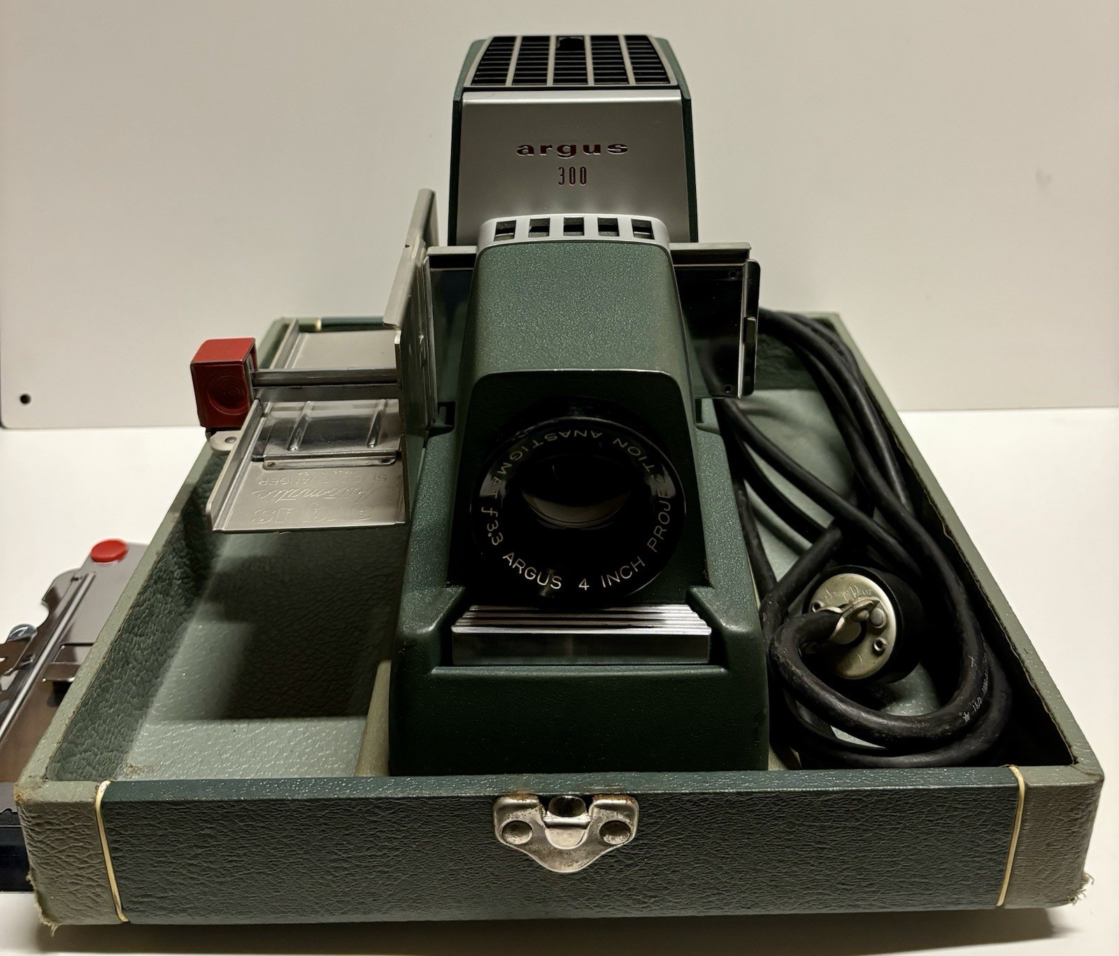 Vintage Argus 300 Automatic Slide Projector w/ Carrying Case *Working