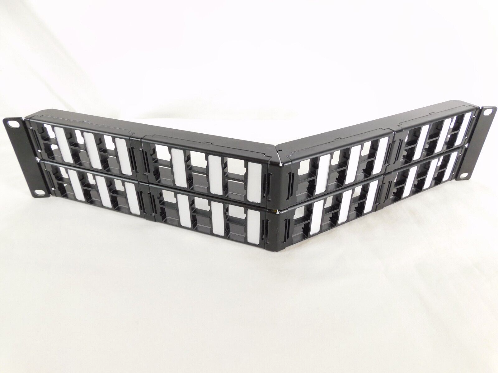 CPPA-UDDM-M-2U-48 760207308 Angled CommScope Patch Panel + Cable Management Bars