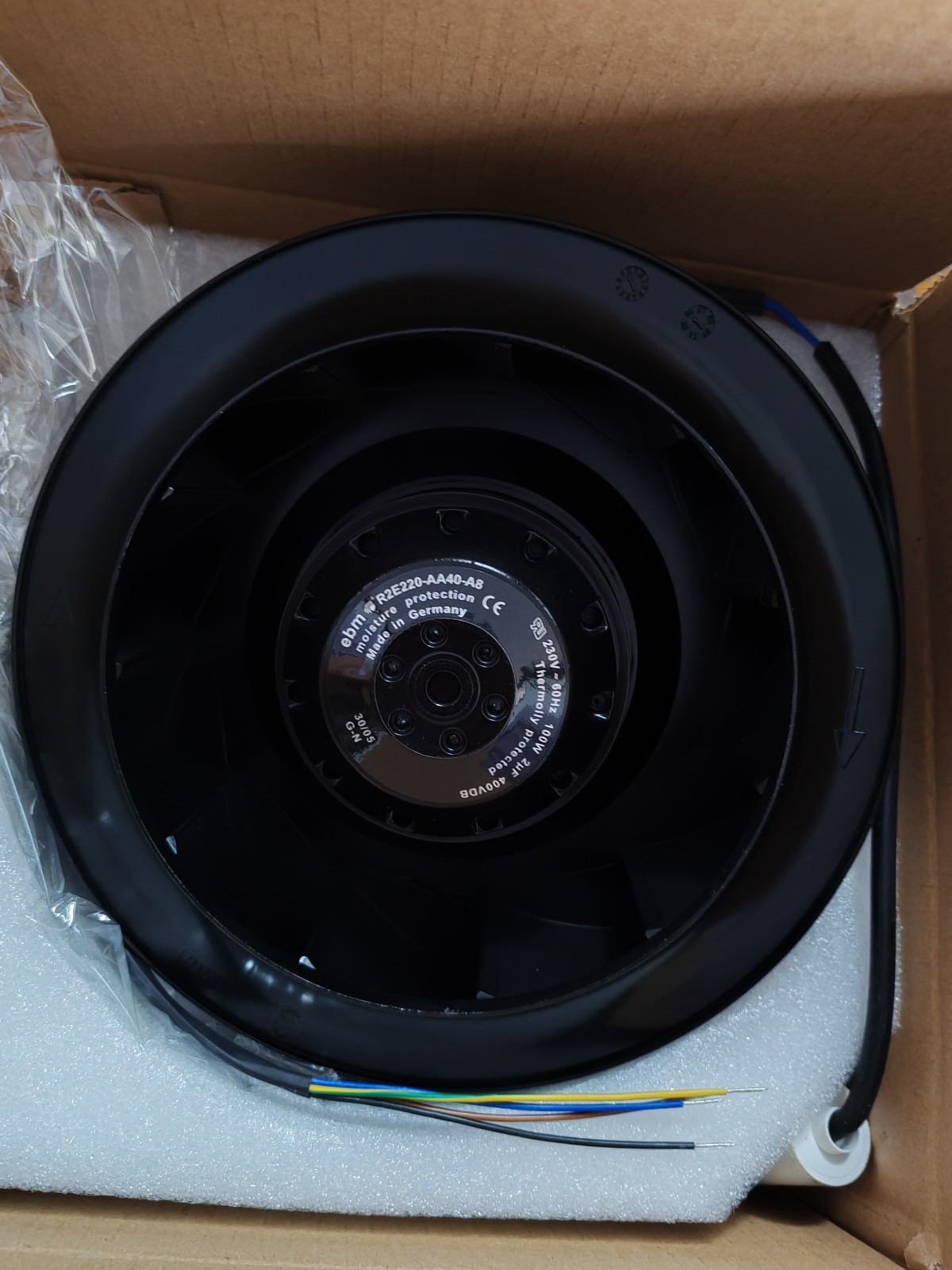 NEW Original  R2E220-AA40-A8 fan 90-day warranty
