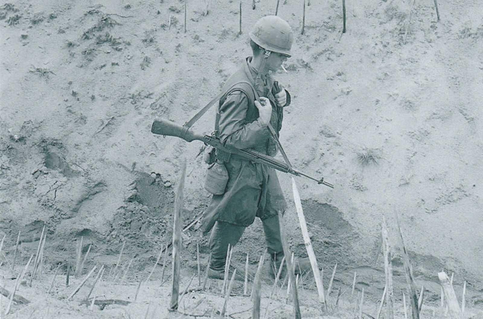 Vietnam  War  Photo --   Soldier - Punji Sticks