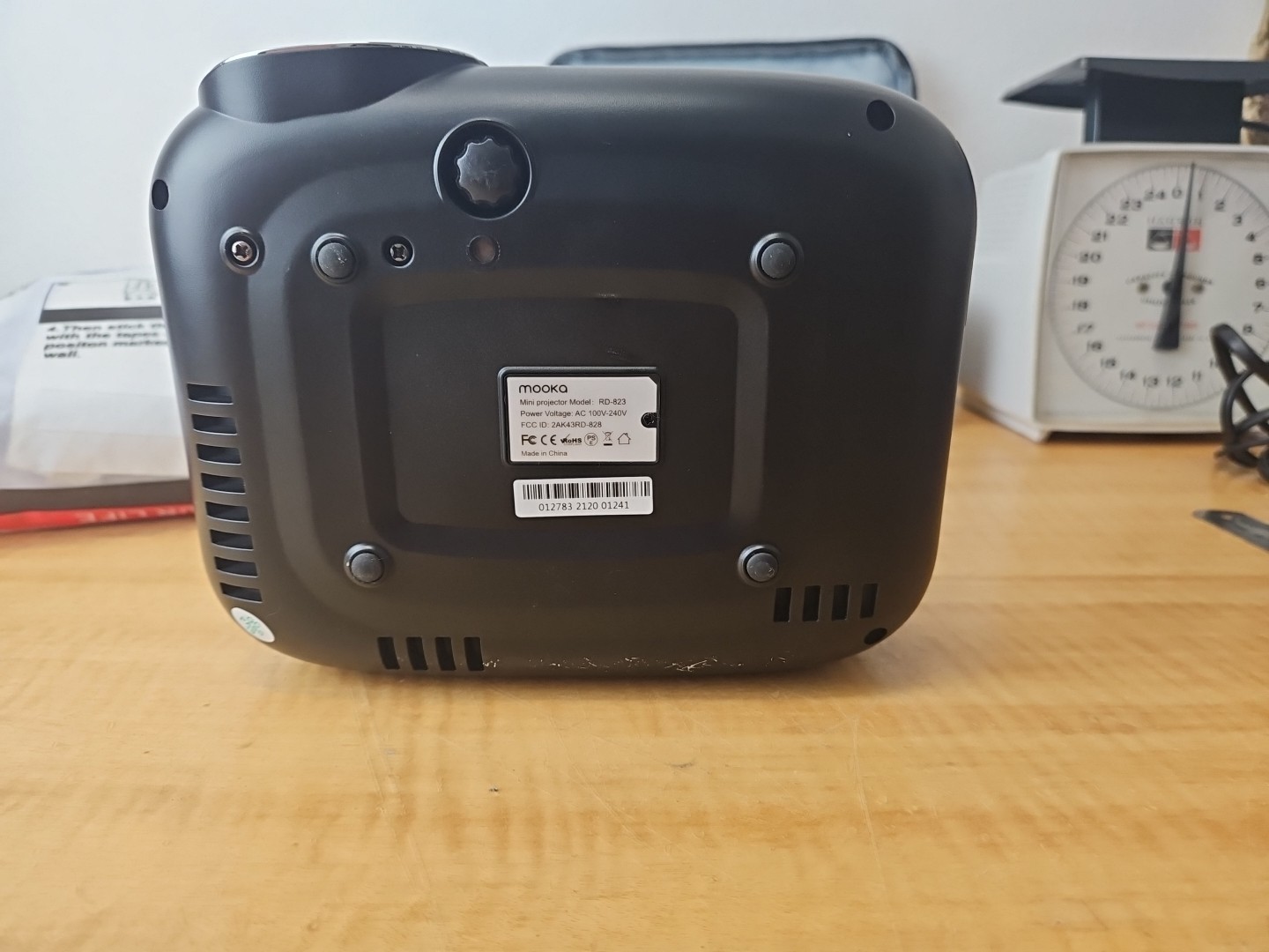 Mooka: Mini LCD Video Projector - RD-823 in soft case AND 120" projector screen