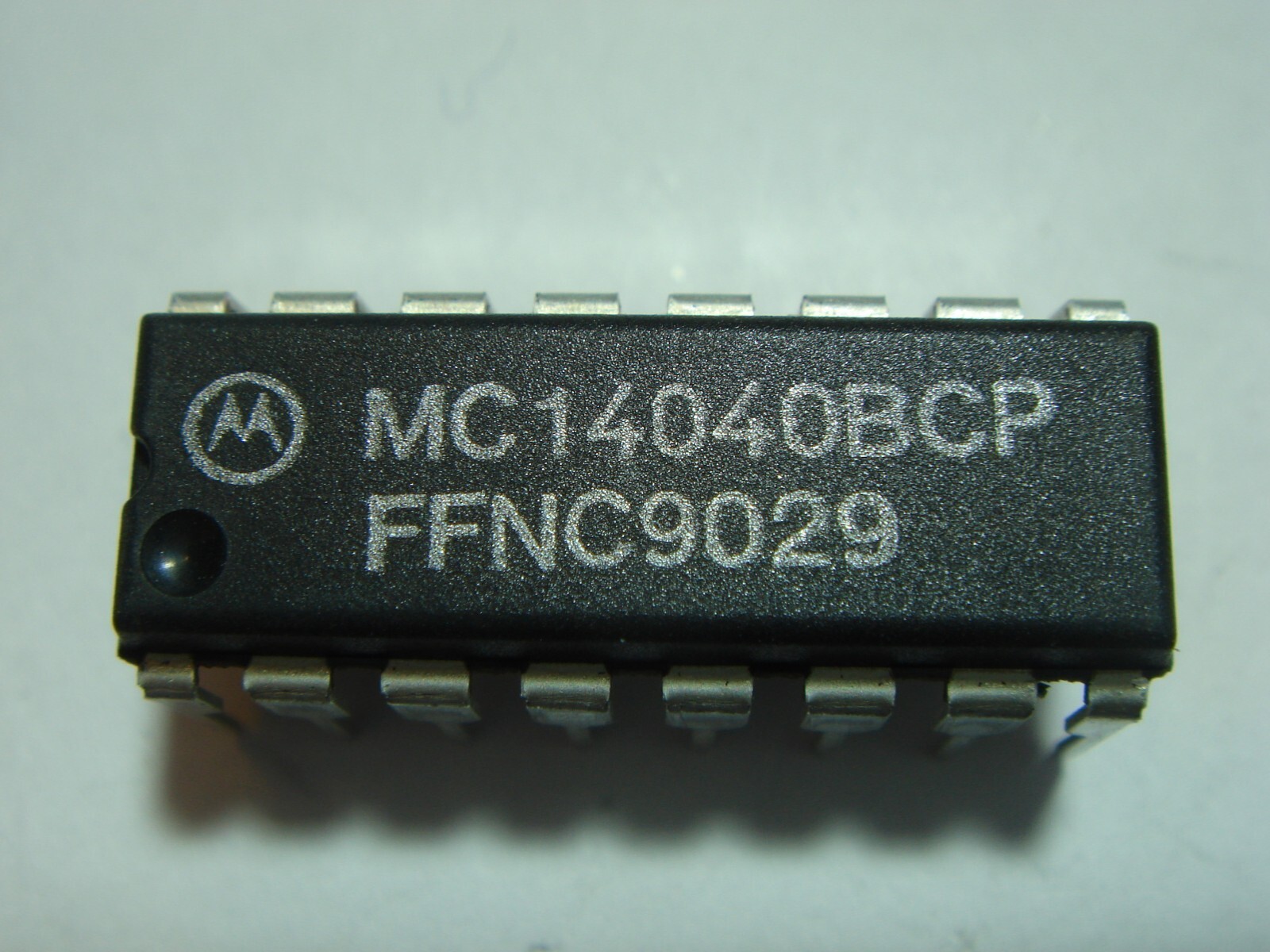 CD4040 = MC14040 CMOS IC Circuit #AE64-74