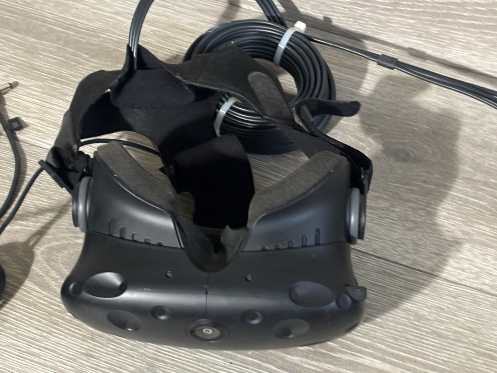 HTC Vive VR Full Headset Kit System Virtual Reality TURNS ON BUT UNTESTED AS-IS