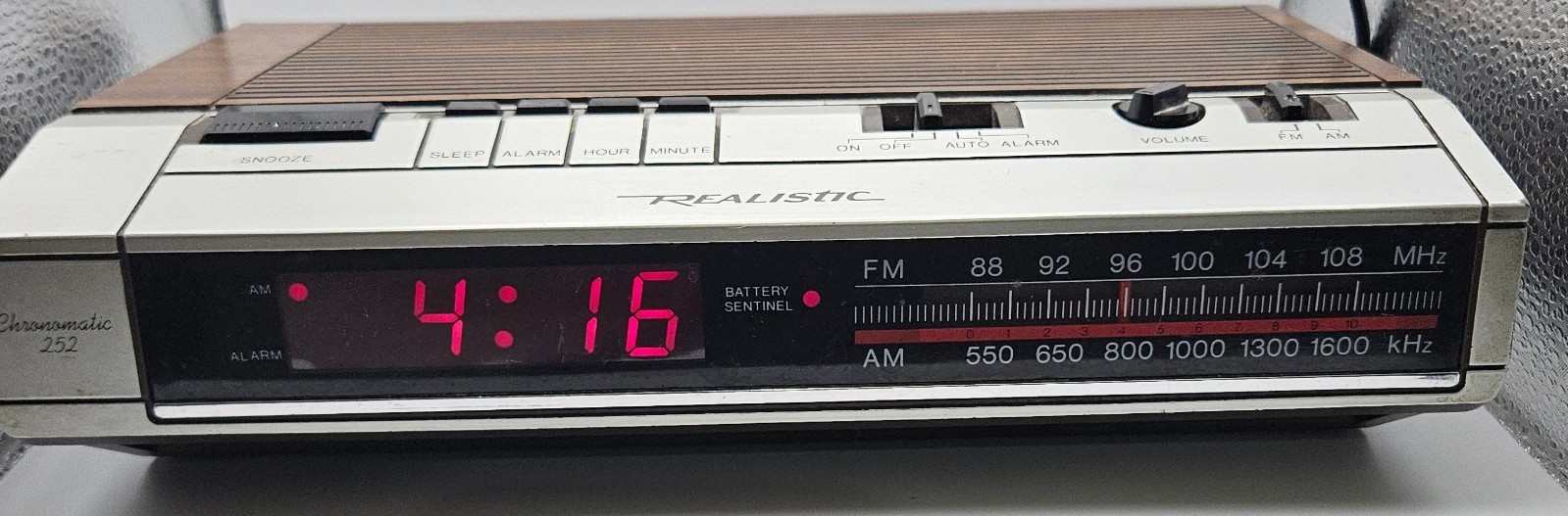Vintage Realistic Chronomatic 252 AM FM Clock Radio 12-1560 Retro Tech Tested