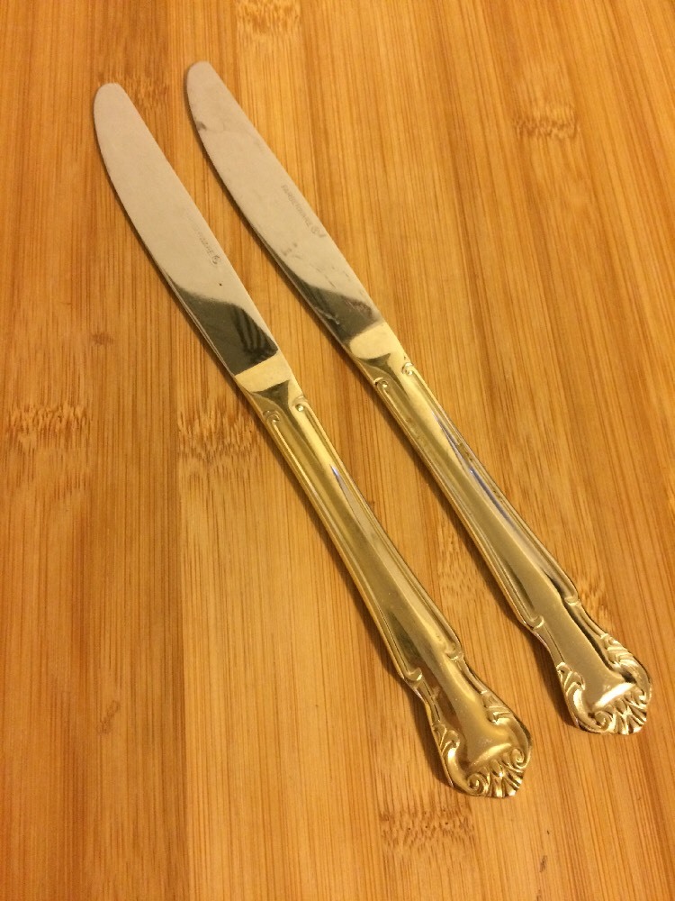 Farberware Gold Electroplate Scroll Plume Tip 2 DINNER KNIVES 8 3/4"